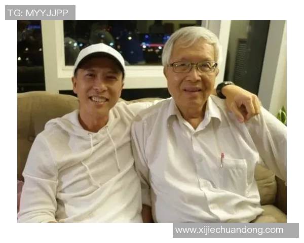 足球巨星与父亲的温馨合影展现亲情与荣耀的完美结合